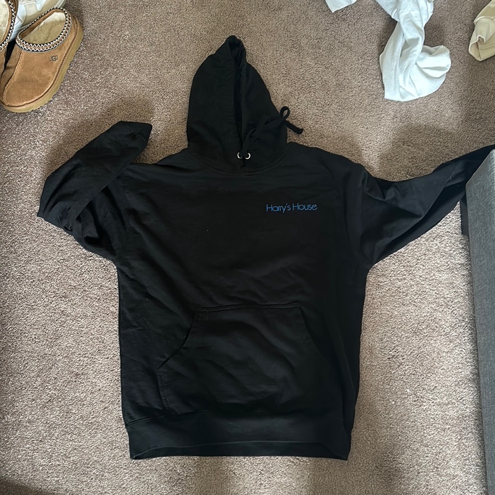 Harry’s house sweatshirt.